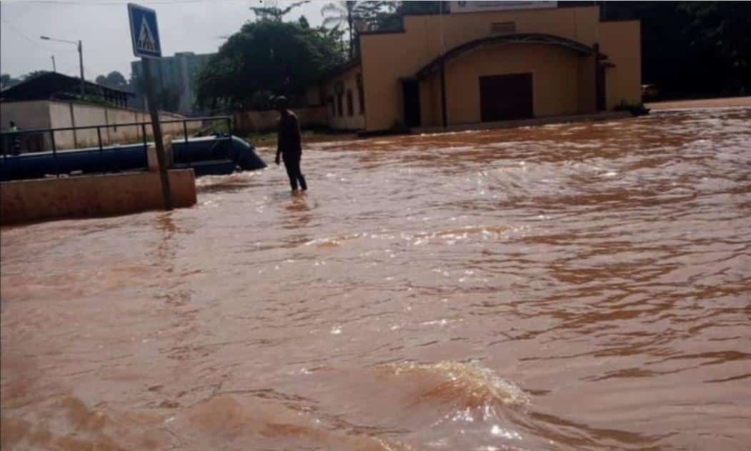 Yaoundé submergée: Poste centrale transformée en gare fluviale après une averse