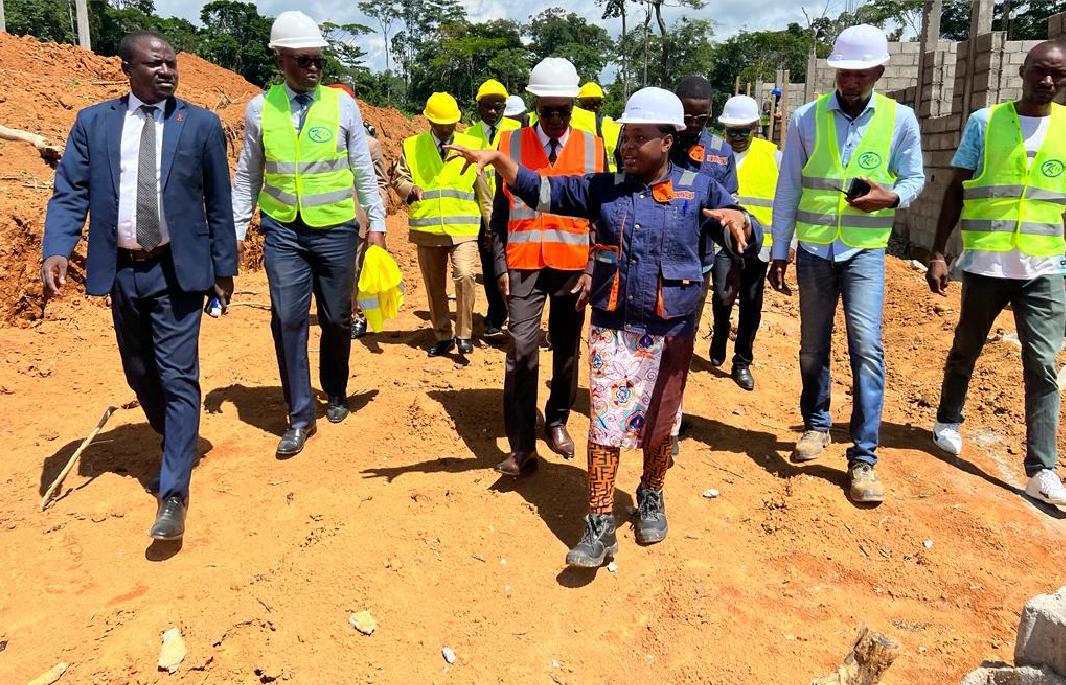 Progression des travaux à l’Hôpital de District de Meyomessala: Visite du Dr MANAOUDA Malachie sur le chantier