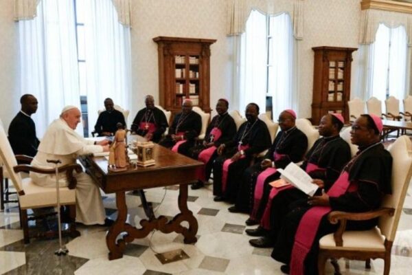 Cameroun : Les évêques prennent position contre l’homosexualité et interdisent la bénédiction des couples gays