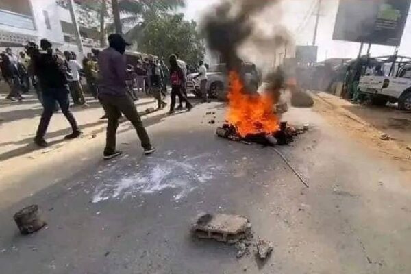 Macky SALL repousse les élections : Émeutes au Sénégal, l’opposition exige son DÉPART !