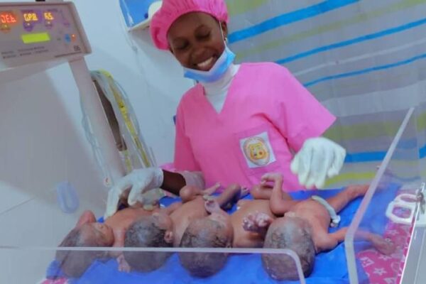 Cameroun : Les premiers quadruplés de 2024 ont enfin quitté l’hôpital Laquintinie