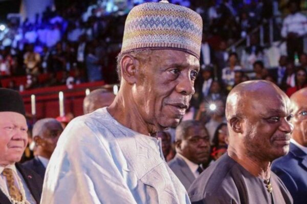 Issa Hayatou bel et bien vivant : ces fake news sur la mort du président qui affolent le Cameroun