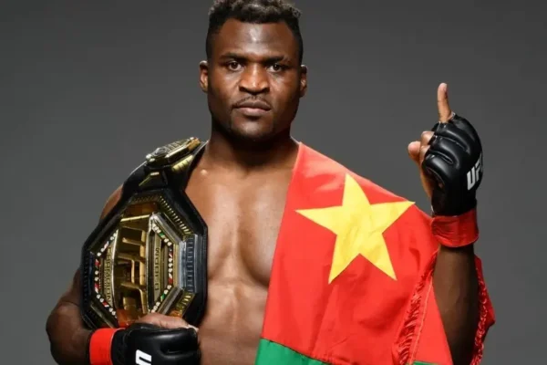 Cameroun : Francis Ngannou honoré par Biya – notre champion devient Chevalier !