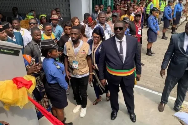 Cameroun : Le maire de Douala piégé par les nids-de-poule de sa propre ville !