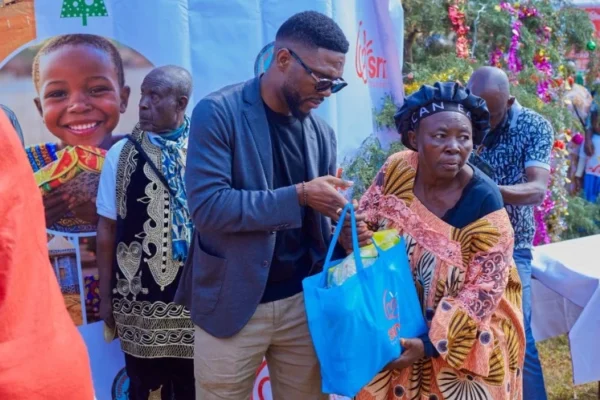Cameroun : Steven Kouadjo illumine Noël pour plus de 3000 démunis !