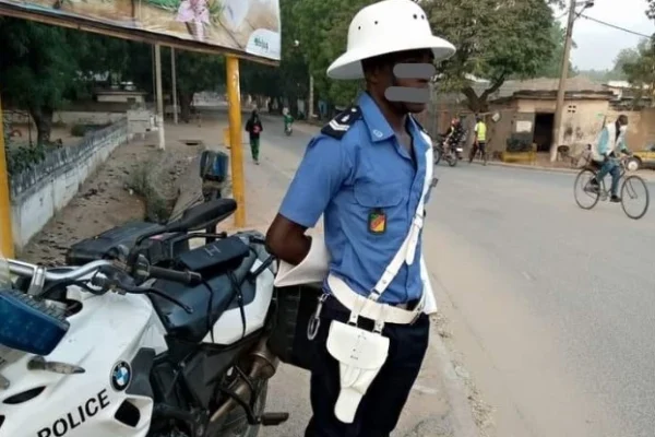 Cameroun : Le casque colonial de la police enfin dans le viseur de l’opinion