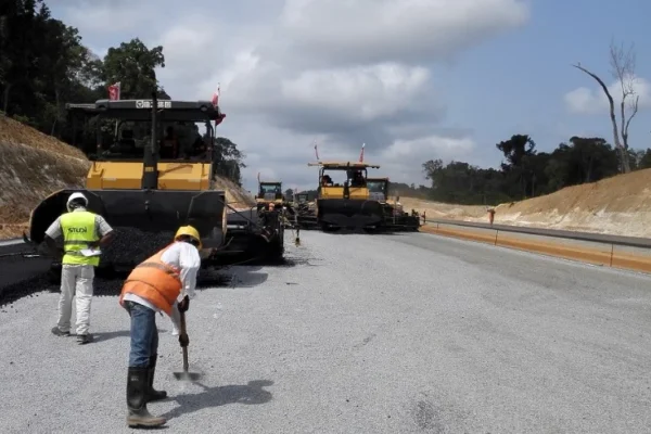 Reconstruction route Edéa-Kribi : Le Cameroun lance un chantier crucial pour l’avenir du port !