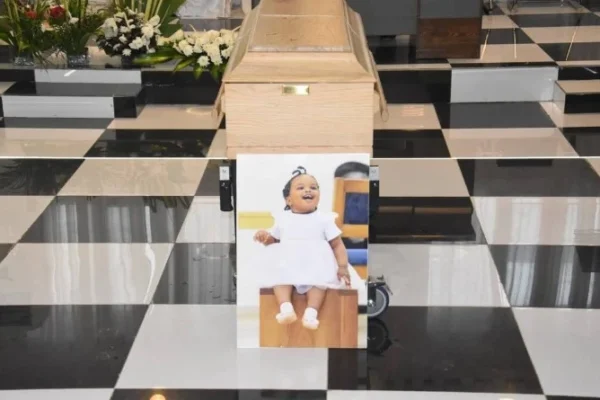 Cameroun : Images déchirantes des obsèques de la petite Iris Victoria, l’adieu impossible
