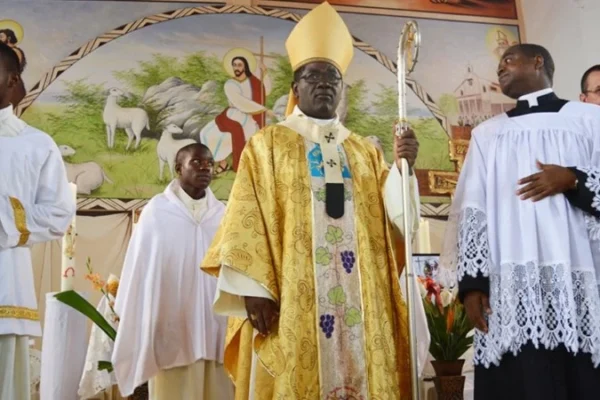 Cameroun : Jean Mbarga, l’archevêque de Yaoundé dévoile son alliance choquante avec Paul Biya