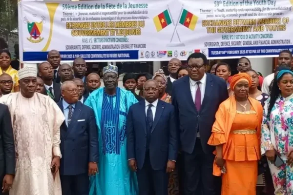Cameroun : MOUNOUNA Foutsou mobilise les jeunes avec les grands commis de l’État