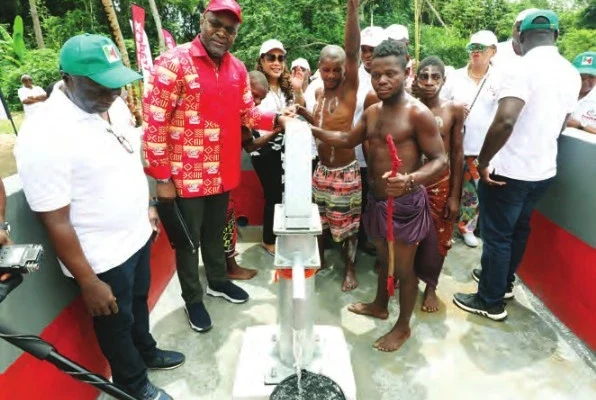 RSE Cameroun : geste vital de la SNH offrant un forage d’eau à 50 familles pygmées isolées