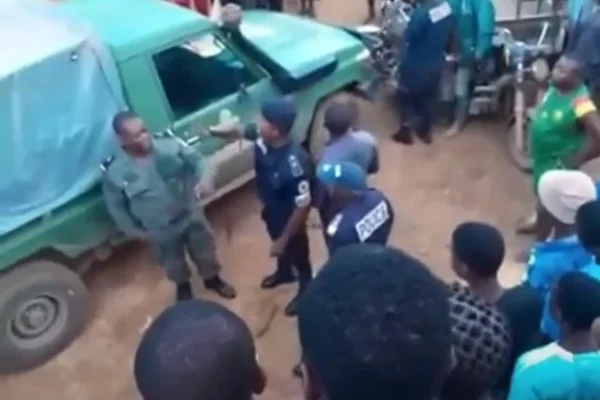 Cameroun vidéo choc : Gendarmes et Policiers se battent