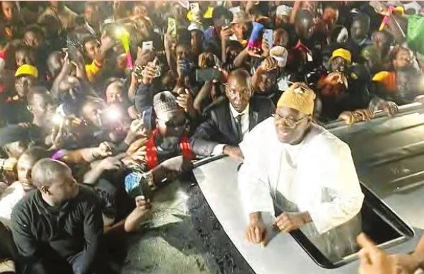 Cameroun – Douala : ferveur populaire autour d’Issa Tchiroma Bakary