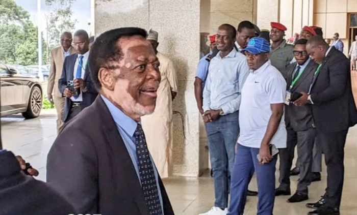 Paul Biya célébré par les militants du RDPC après la proclamation des résultats – ambiance festive à Yaoundé
