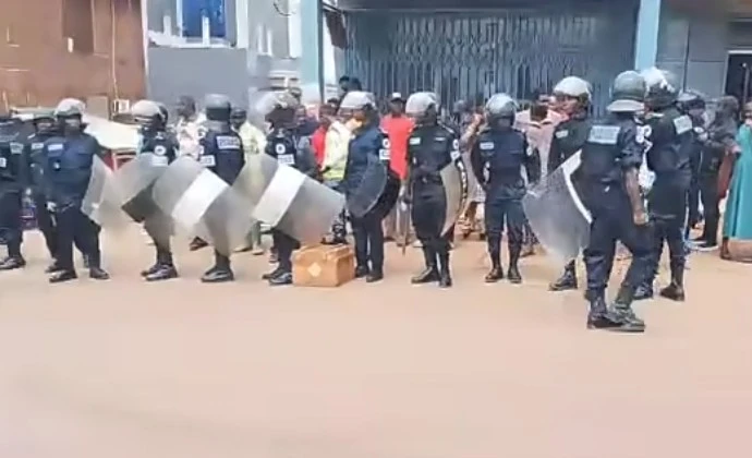 Cameroun – Bafoussam en feu après la réélection de Biya Cameroun – Bafoussam en feu après la réélection de Biya