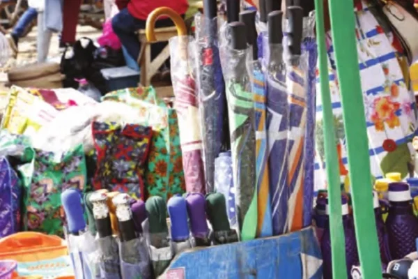 Cameroun – Saison des pluies : ruée sur les accessoires à Yaoundé