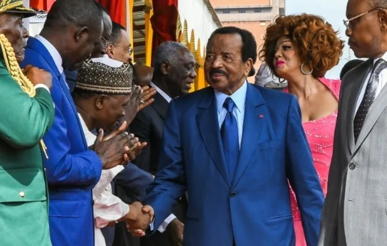 Paul Biya réélu – salle du Palais des Congrès, drapeau du Cameroun, ambiance officielle