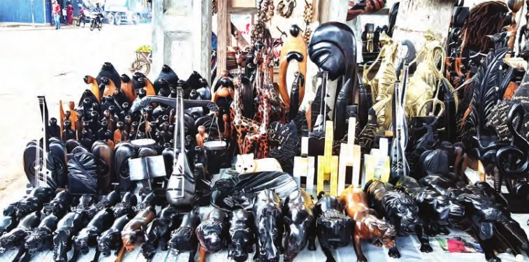 Sculptures de bois Cameroun – artisans à Yaoundé exposant leurs œuvres sur les marchés