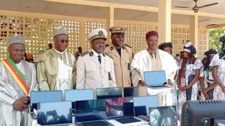 Cameroun – Paul Biya offre 10 ordinateurs au lycée de Demsa