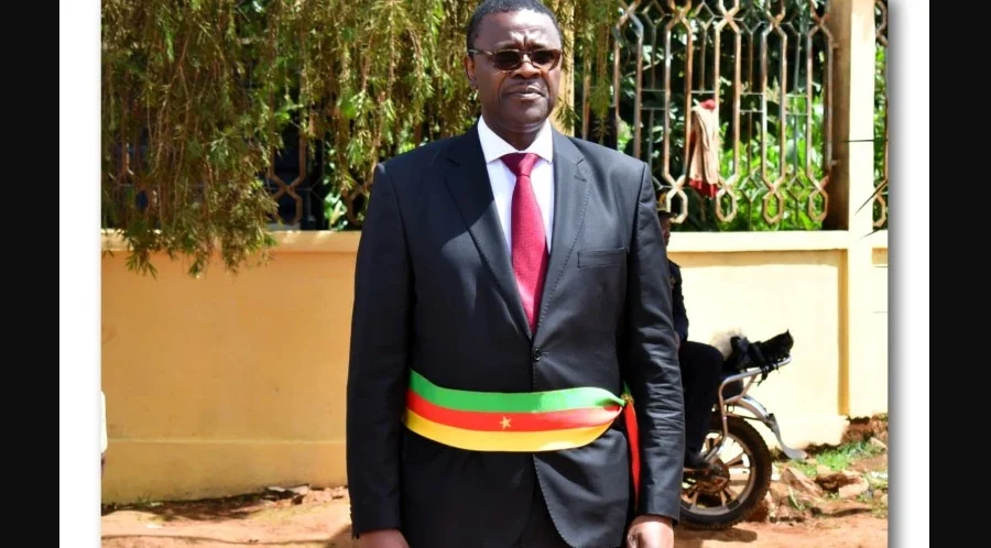 Maire de Dschang condamné tribunal 2026 – Jacquis Gabriel Kemleu Tchabgou reconnu coupable, deux agents municipaux incarcérés, 28 millions FCFA de dédommagement ordonnés.